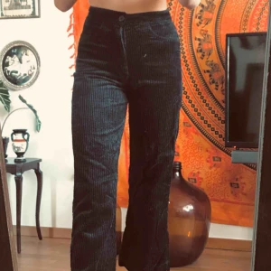  - Säljer dessa ursnygga manchesterbyxor från weekday som sitter som en smäck! Använda 2 ggr. Kan skickas!