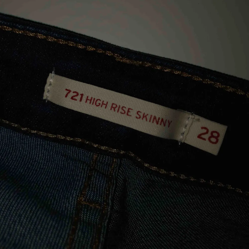 Ett par 721 ”High Rise Skinny” mörkblå från Levi’s, använd endast 2 gånger! Köparen står för frakten💗💗. Jeans & Byxor.