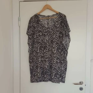  - Svart vit tunika h&m 🌈 Kan skicka fler bilder vid intresse! Håller på att rensa inför en flytt, kommer att lägga upp massa kläder för ett billigt pris. Kan samfrakta och det går även bra att hämta det på söder i Stockholm där man kan fynda mer hemma hos mig! 🌟