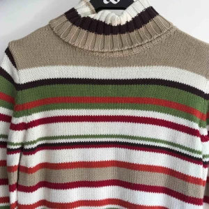  - Randig stickad polo, köpt second hand men i bra skick🥰 Den är ganska liten för att vara en L men passar bra om man vill ha den liiiite tight. Frakt tillkommer<3