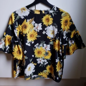  - Blus från ginatricot, frakt tillkommer 