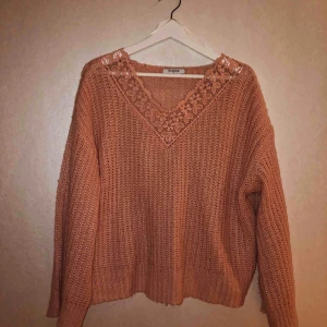  - Helt oanvänd!!! Storlek S men skulle passa S-L då den är väldigt rymlig. Den är mer ljusrosa i verkligheten än på bilden. Men absolut inte skrik-rosa på något sätt. Kan skicka ännu bättre bilder om ni hör av er! Rabattpris vid köp av fler produkter;)