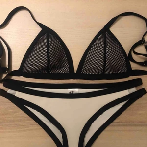  - Oanvänt bikini-set från H&M i storlek 38. Underdelen har cut-out på sidorna!