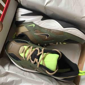Helt nya och oanvända Nike M2K tekno sneakers i olivgrönt/brunt. Beställde nämligen fel storlek 😭