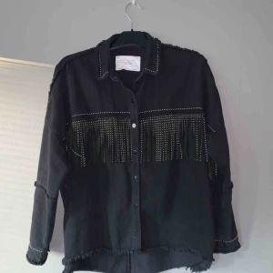  - Ball jacka/skjorta köpt på Zara i Cph förra året och har tyvärr inte kommit till användning som den bör. Tar köp via swish eller så möts vi upp i Gbg!:) (köparen står för frakt)