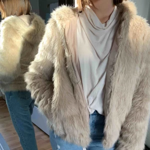 - Fin och varm faux fur-jacka! Väl använd. Köpare står för frakt:)
