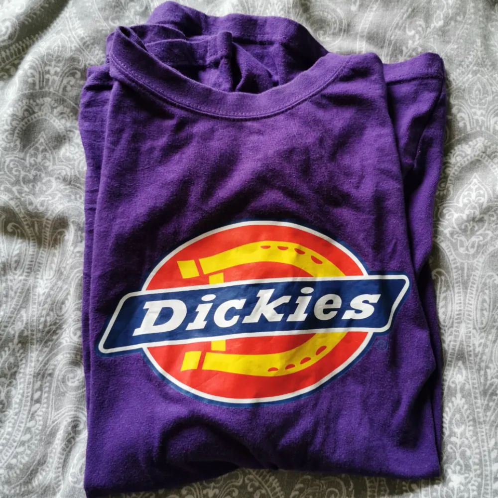 Säljer denna sköna dickies t-shirt, använd ett fåtal gånger, köparen står för frakten. . T-shirts.