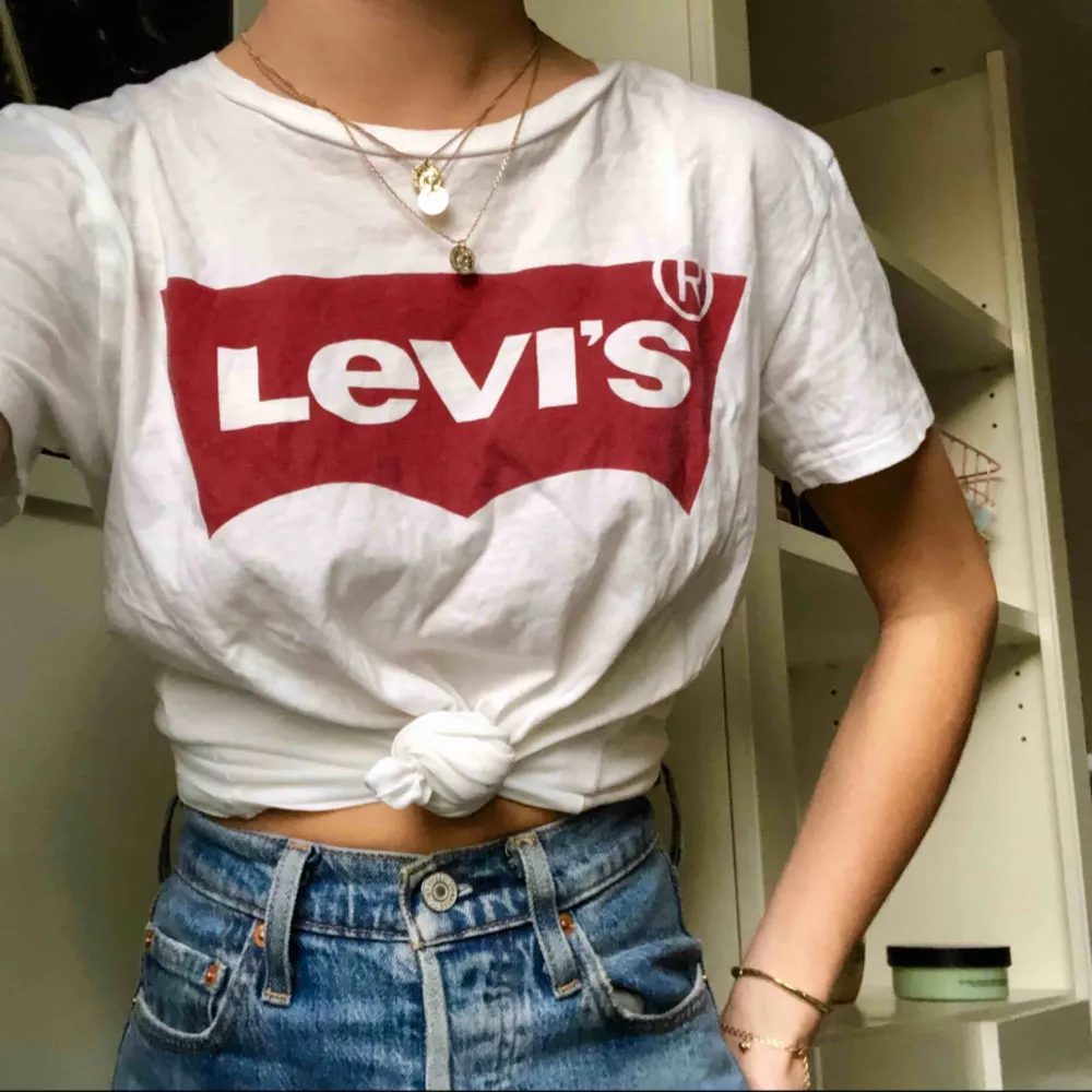 Jättefin Levi’s tröja som nästan aldrig används. T-shirts.