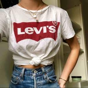 Jättefin Levi’s tröja som nästan aldrig används