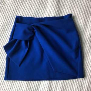 Superfin festlig kjol från Zara. Kommer tyvärr inte till användning då jag inte tycker jag passar i den. Endast testad och tvättad så i superskick! Köparen betalas frakt :) 