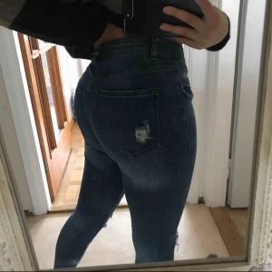  - Blåa jeans med slitningar på knäna. Sitter jättebra på men dom har tyvärr blivit för små för mig.