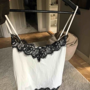  - Vitt linne med svart spets från zara, helt oanvänd. Prislappen sitter kvar. Säljer den för att jag råkade köpa fel storlek.