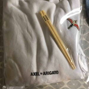  - Axel arigato hoddie i storlek S. Använd en gång och säljs pga att jag aldrig använder den. 