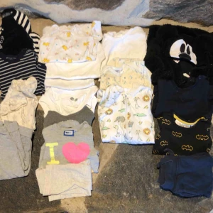  - Säljer barnkläder i storlek 62-74  20 kr plagg förutom Musse koftan, 50kr Stl 62 paketpris 80kr  Stl 68 paketpris 120kr  Stl 74 paketpris 100kr  Eller allt för 300kr   OBS!  Hund i hemmet 