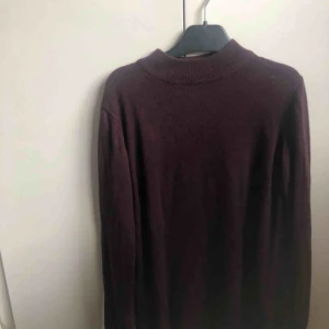  - Jag säljer en av mina favvis-tröjor då den inte kommer till samma användning längre. Det är en flitigt använd vinröd turtle neck i mycket fint skick. Pris 80kr. Frakt tillkommer. Hör av dig om du har frågor💕