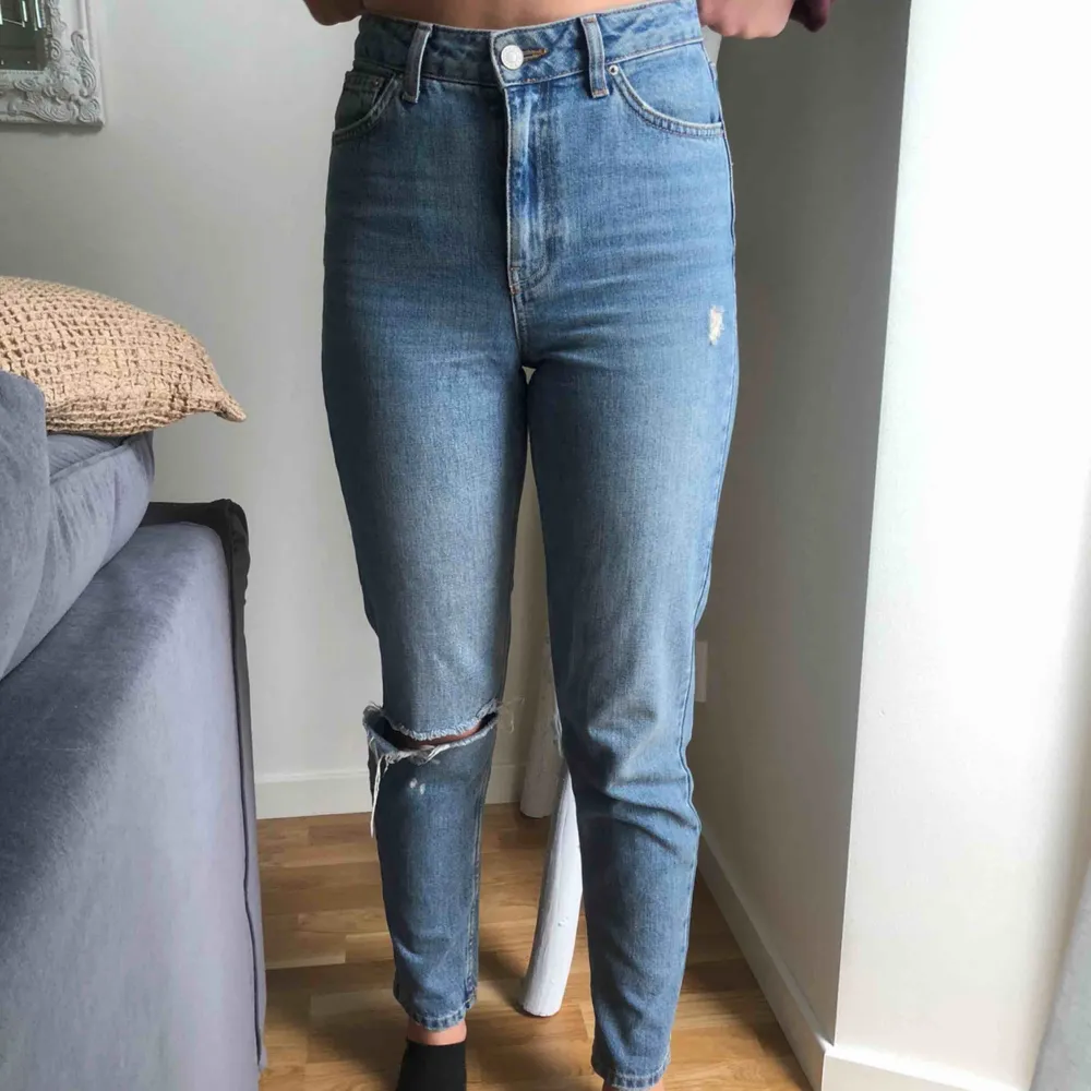Mom jeans från topshop. Mina favoriter länge, därav använda men finns inga fel på dem! 🥰 tror det står L34 i dem men passar mig som är 1,73 cm(brukar ha L32). . Jeans & Byxor.