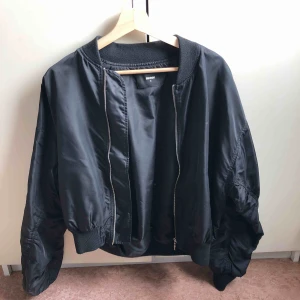  - Bomberjacka från Bikbok Köparen står för frakt 