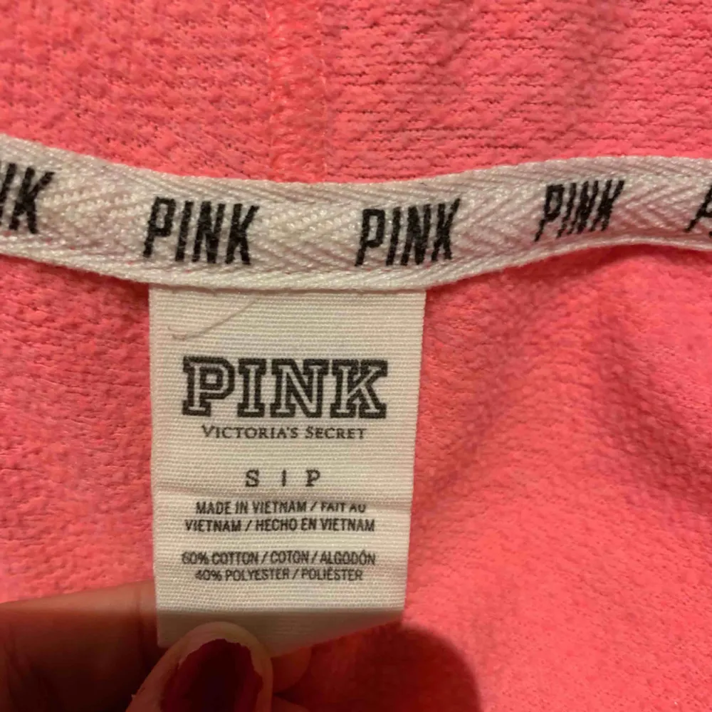 Rosa jättefin hoodie från PINK (Victoria’s secret). Säljer pga att jag inte använder den längre, fortfarande i jättebra skick. Köparen står för frakt och priset går att diskuteras! 👍🏼👌🏼👍🏼. Hoodies.