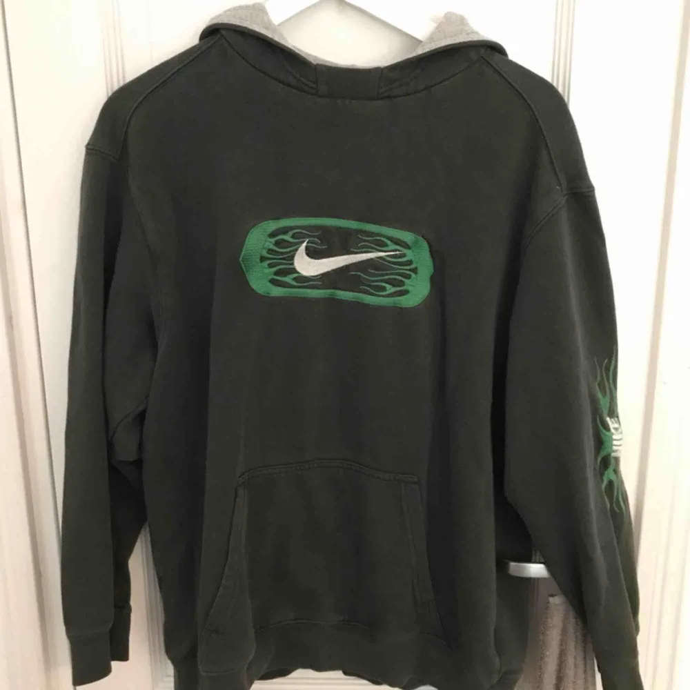 Grön hoodie med Nike märken på ena armen och bröstet. Köpt från second hand innan och är i ganska använt skick! Frakten ingår i priset☺️💘. Hoodies.
