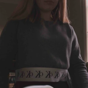  - Äkta Calvin Klein sweatshirt, kortare så nästan som en crop top. Limited edition tröja!! Superbra skick💕 frakt tillkommer