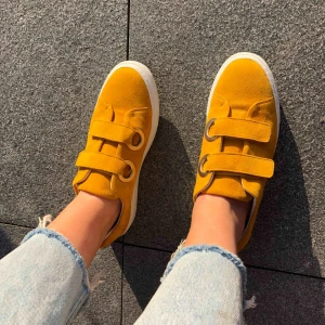  - Supersnygga senapsgula skor från & other stories. Aldrig använda! 