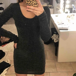  - Svart/glittrig festklänning 
