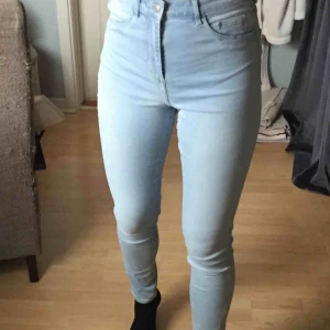  - Snygga ljusblå jeans som tyvärr är för stora i midjan för mig💓 aldrig använda utan har legat i garderoben i många år