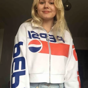  - Jättefin pepsi hoodie med dragkedja 🙃  Väldigt fin med stabilt tryck. 