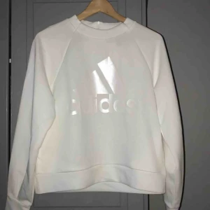  - Adidas tröja som aldrig är använd 