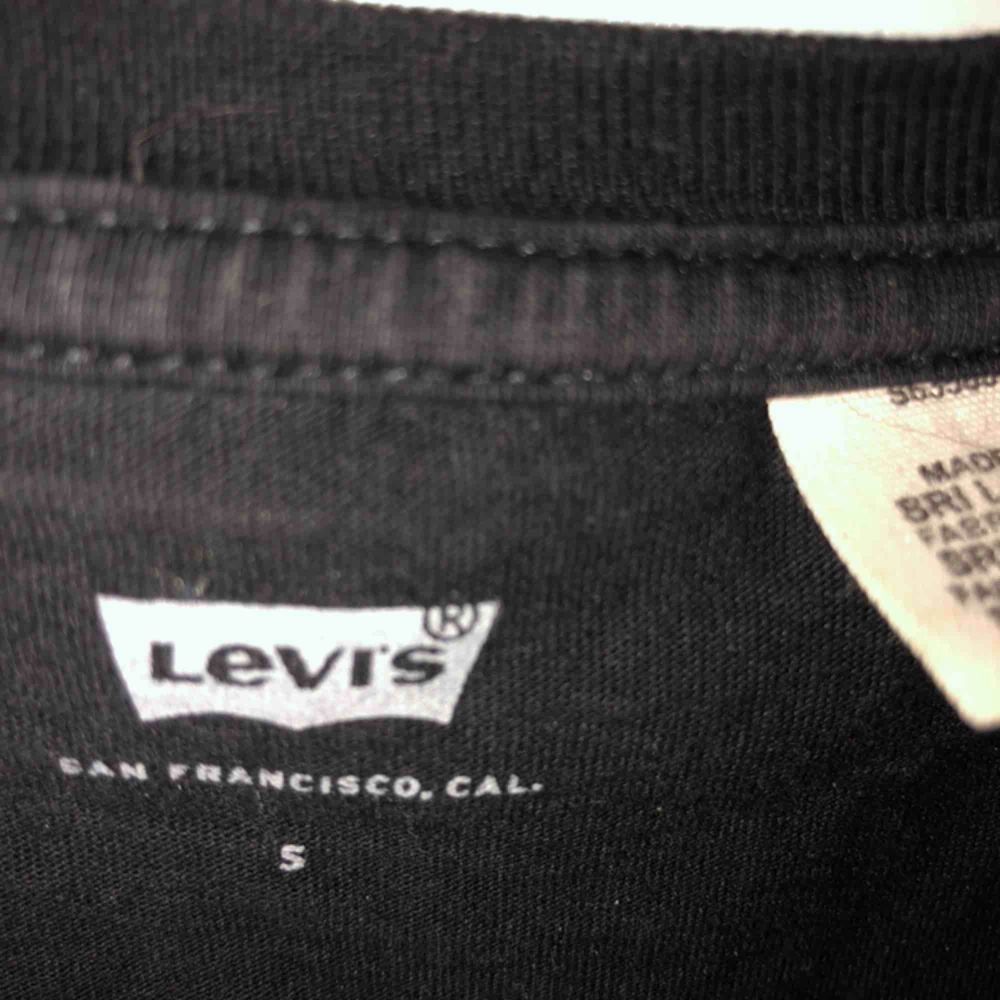 Levi’s t-shirt, bra skick inga fläckar. Köparen står för frakt. . T-shirts.