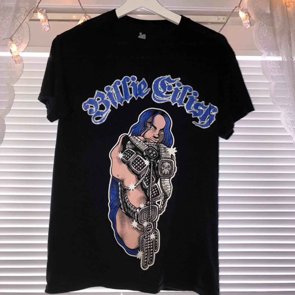 En Billie Eilish t-shirt köpt på hennes konsert förra året! Jätte cool och i bra skick🥰 Btw så är bilden tagen av en kompis på en stl S. T-shirts.