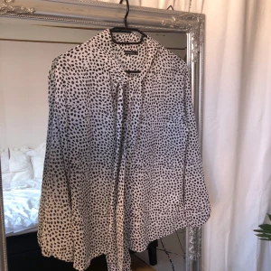 Knytblus prickig  - ⚡️ Blus med knyte framtill. Prickig. Storlek s   ⚡️ bra skick.   ⚡️ Tryck på knappen under bilden för att köpa.    ⚡️ Kan skickas mot fraktkostnad. 