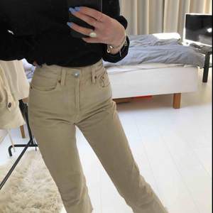 Säljer ett par super snygga beiga jeans ifrån Zara i storlek 34 och stämmer bra i storleken, de är lite kortare i modellen med slitningar vilket är snyggt till sommaren Endast använda ett få tal gånger 💕💕💕