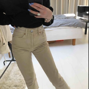  - Säljer ett par super snygga beiga jeans ifrån Zara i storlek 34 och stämmer bra i storleken, de är lite kortare i modellen med slitningar vilket är snyggt till sommaren Endast använda ett få tal gånger 💕💕💕