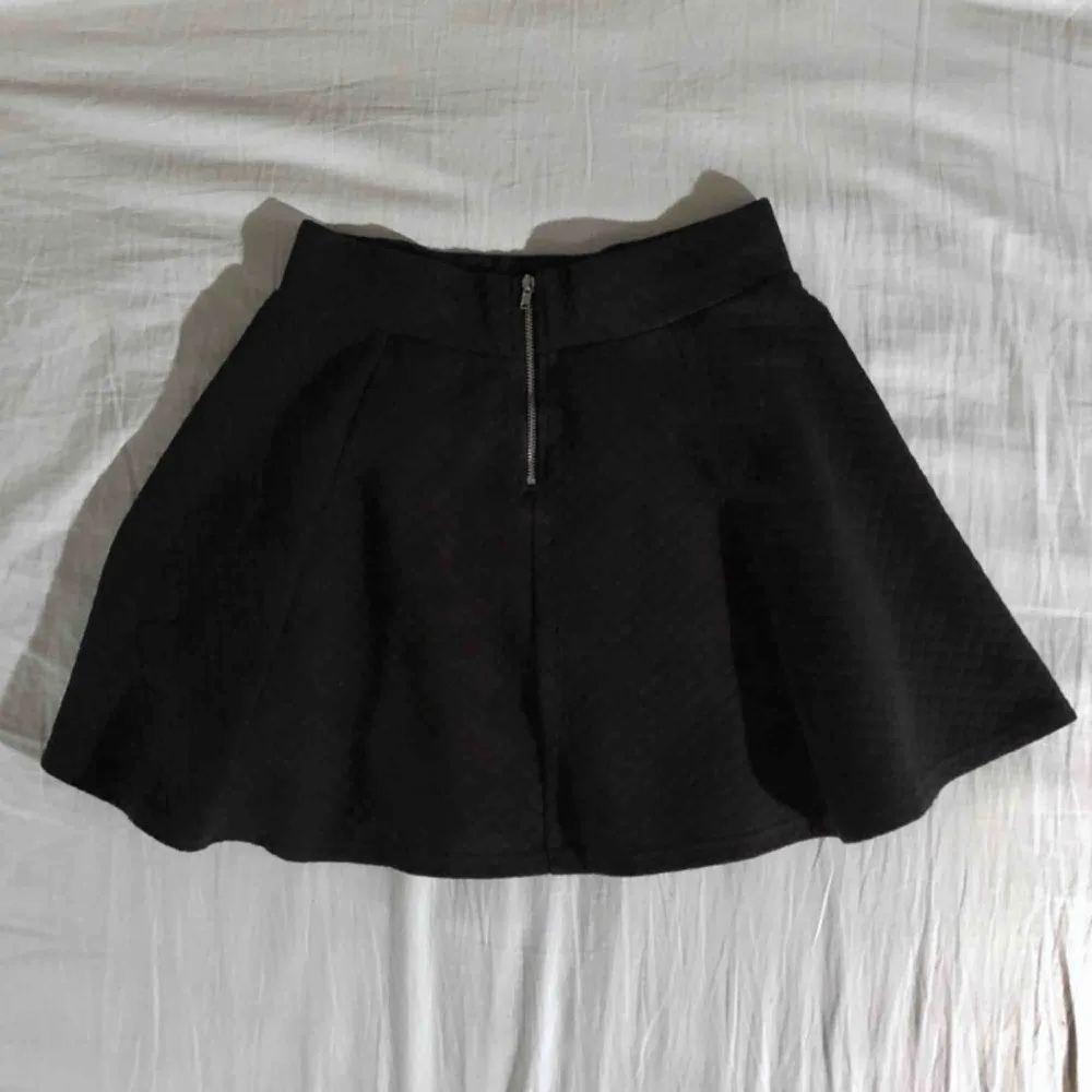 Kort svart kjol från H&M. Dragkedja i ryggen. (Frakt tillkommer om den ska skickas). Kjolar.