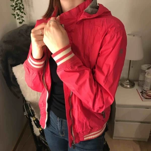  - Rosa vindjacka med luva och fickor Använd men i mycket fint skick Vattentät Perfekt för varmare väder