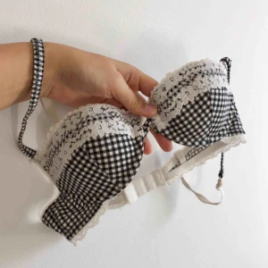  - Rutig bh (från H&M tror jag?) (Frakt tillkommer om den ska skickas)