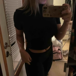  - T-Shirt i ribbat tyg, halv polo och så himla snygg, säljs pga för mycket kläder. Passar till så mycket, skriv för fler bilder🥰🥰