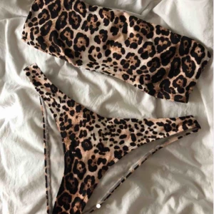  - Överdelen är i L och underdelen i M🌼  Köparen står för frakt 🚚 och band medföljer till toppen 🥳  