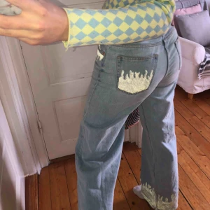  - Säljer dessa as coola jeansen från junkyard som jag själv målat på med reflex färg. Väldigt bra skick💞
