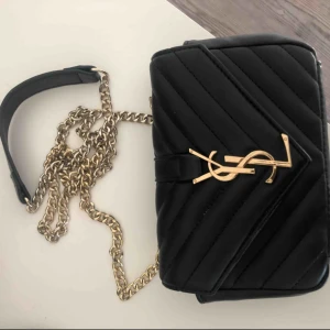  - Jätte fin ”YSL” väska i väldigt bra material och kvalitet. Ser helt äkta ut. Om fler är intresserade startar jag en budgivning med start på 200kr.