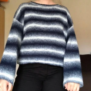 Stickad tröja  - Säljer denna randiga stickade tröjan från monki! ❤