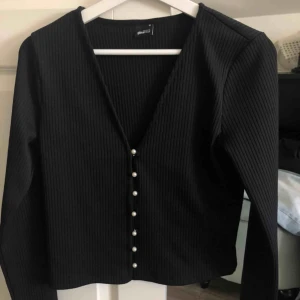  - Super fin kofta med pärlor som knappar  sparsamt använd och passar XS-M 