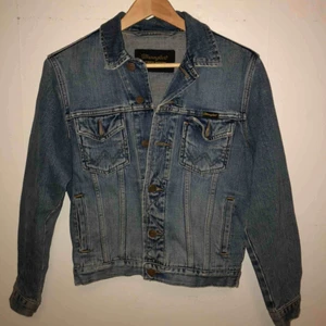  - 🔹 Denimjacka i strl L men den är superliten för att vara en L, skulle snarare säga en tajt M eller rymlig S. 🔹Köparen står för frakten, 63 kr. 🔹Hämtas annars upp i Vasastan.