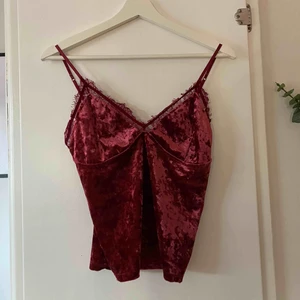  - Vinrött velourlinne från Bikbok i storlek S, använt ett fåtal gånger. Finns ett litet hål i spetsen (se bild 3) dock inget som stör helheten 🌸 Betalas med swish och köparen står för frakten 😊