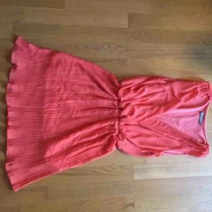  - Orange klänning.  Köpare betalar frakt 