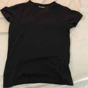 Hm basis t-shirt XS/S - Hm t-shirt köpt för 99kr betalning sker genom swich kommentera vid intresse.