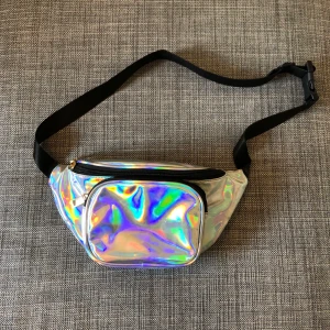 Festlig midjeväska - Skimrig midjeväska, perfekt till festival. Väl rymlig för telefon och andra nödvändigheter. Använd en gång. 