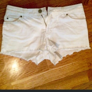  - Vita shorts i mjukt jeanstyg, knappt använda.