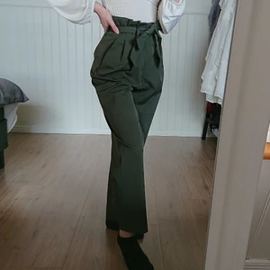 Byxor strl 36 - Fina khakigröna högmidjade byxor med snören, dragkedja och spännen för midjan. Bara använda ett fåtal gånger så dem är i bra skick. Storlek 36/S. 100 kr, köpare står för frakt. 💚